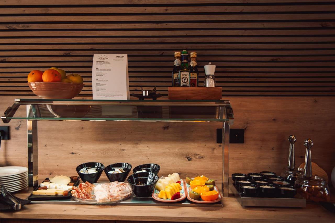 Bar met drankenselectie — Nomada House by SH Hoteles