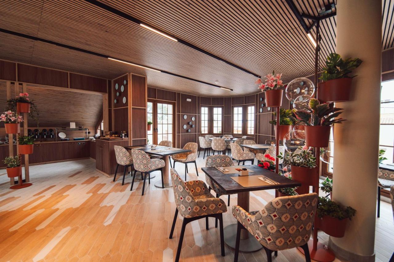 Restaurant met gedekte tafels — Nomada House by SH Hoteles