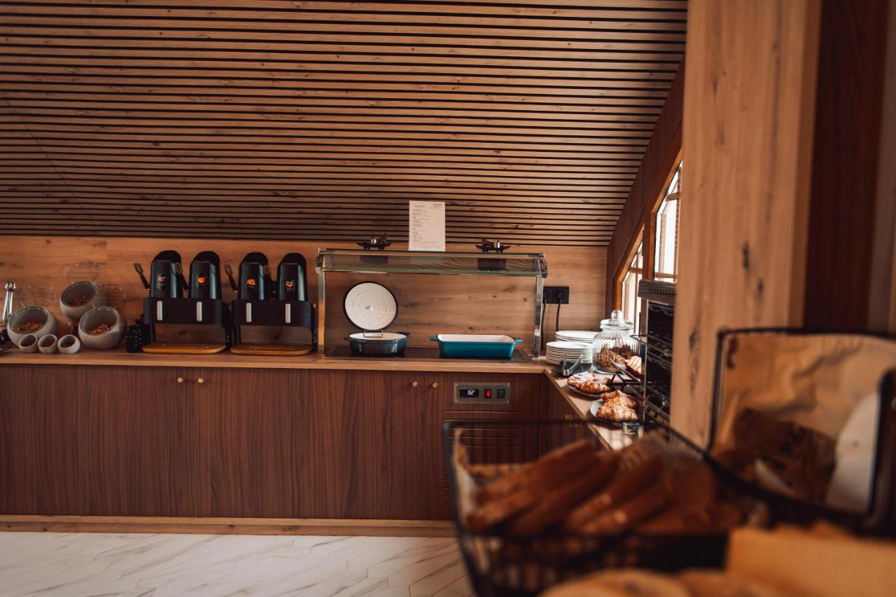 Bar met drankenselectie — Nomada House by SH Hoteles