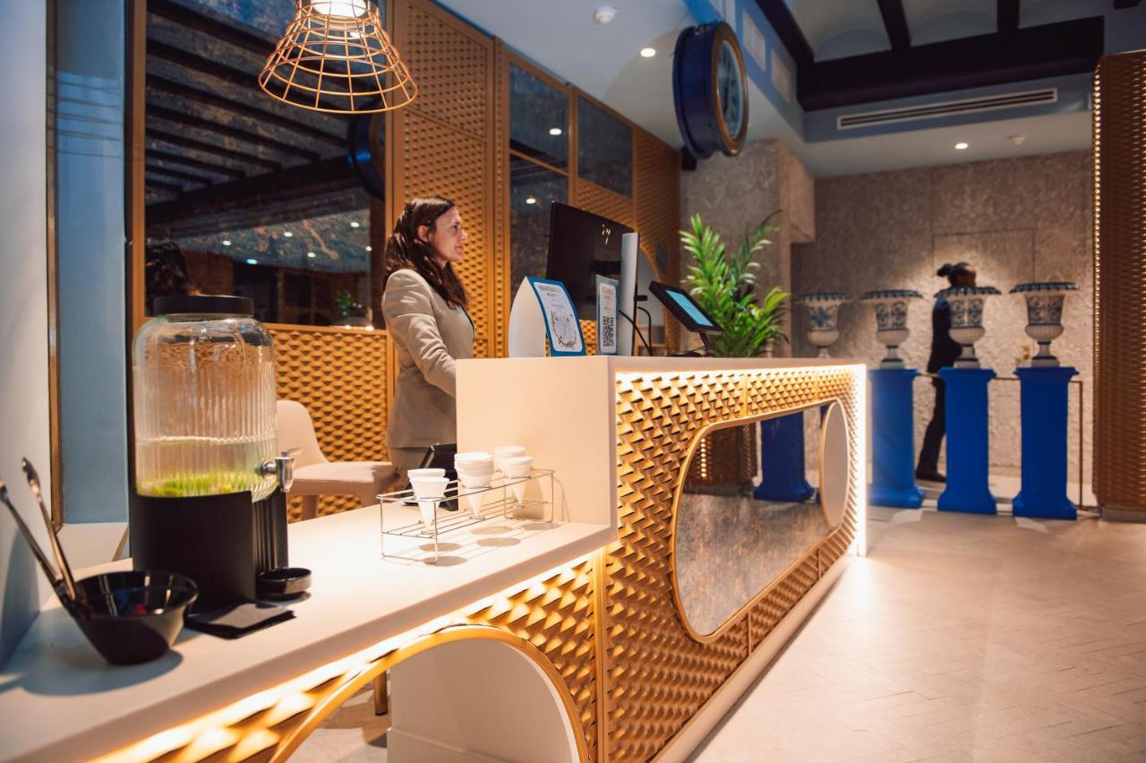 Lobby met receptie — Nomada House by SH Hoteles