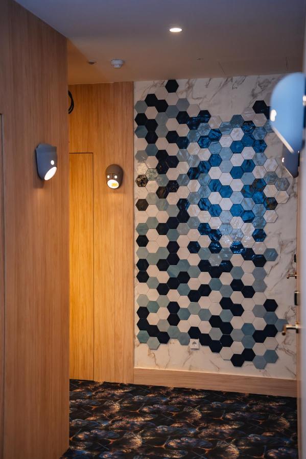 Badkamer met inloopdouche — Nomada House by SH Hoteles