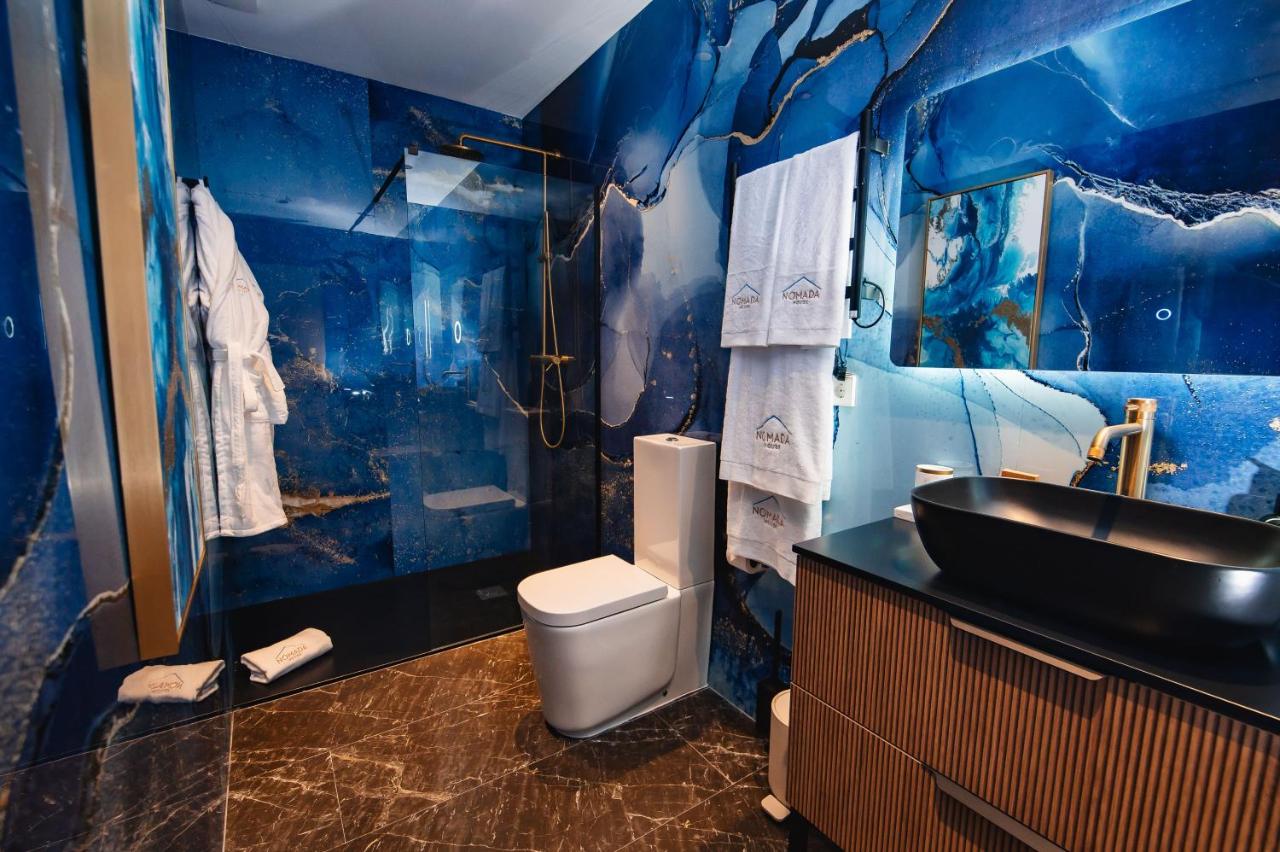 Badkamer met inloopdouche — Nomada House by SH Hoteles