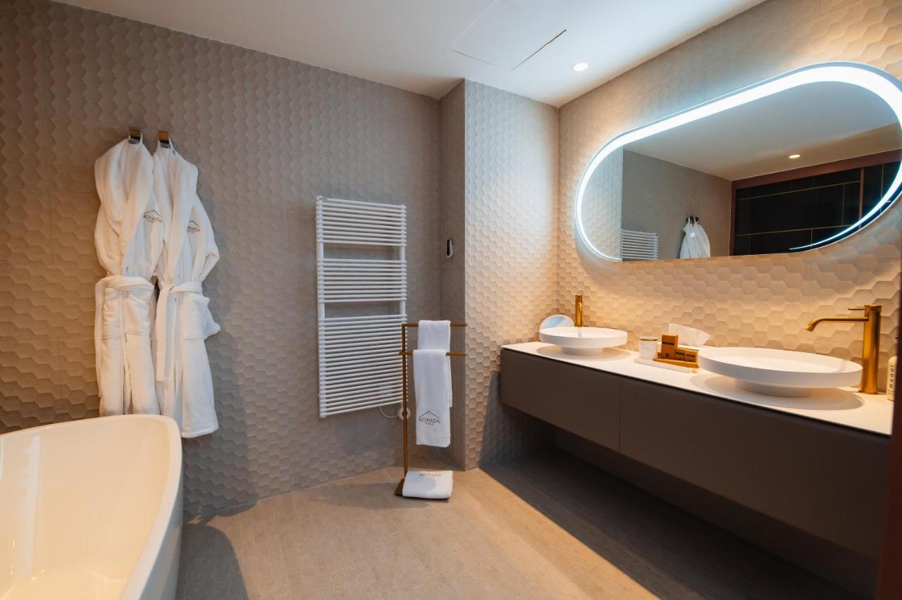 Badkamer met inloopdouche — Nomada House by SH Hoteles