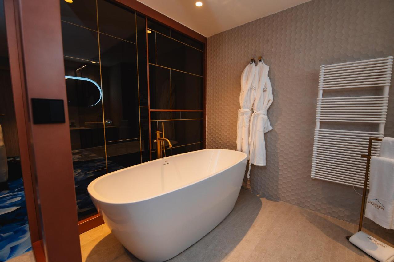 Badkamer met ligbad — Nomada House by SH Hoteles