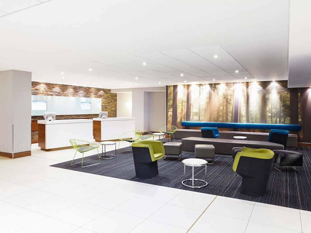 Architectonisch design van Novotel London West aan de straat
