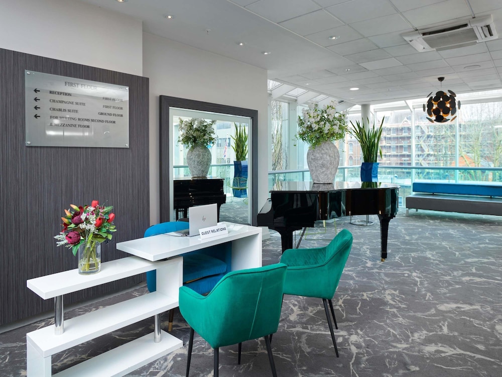 Ruime en heldere lobby van Novotel London West