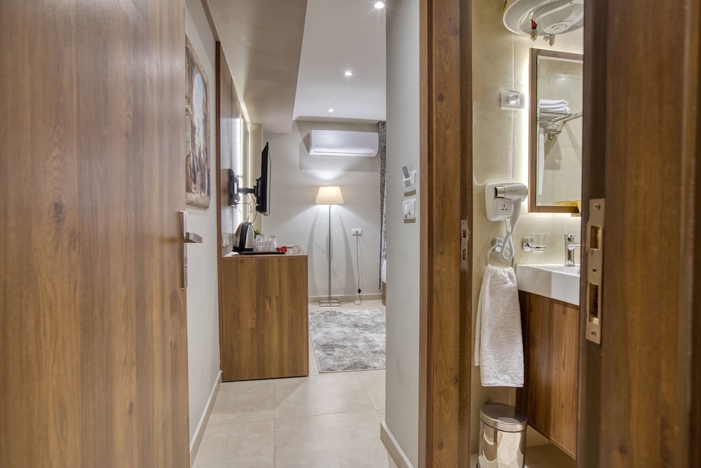 Ruime slaapkamer met modern interieur Nozol Pyramids