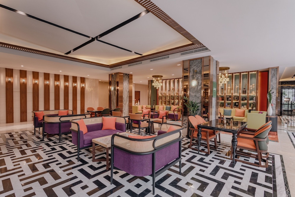 Relaxte wachtruimte met design stoelen in Nysa Hotel Bangkok