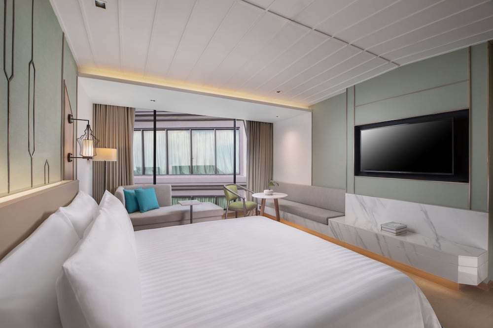 Ruime hotelkamer met modern interieur in Nysa Hotel Bangkok