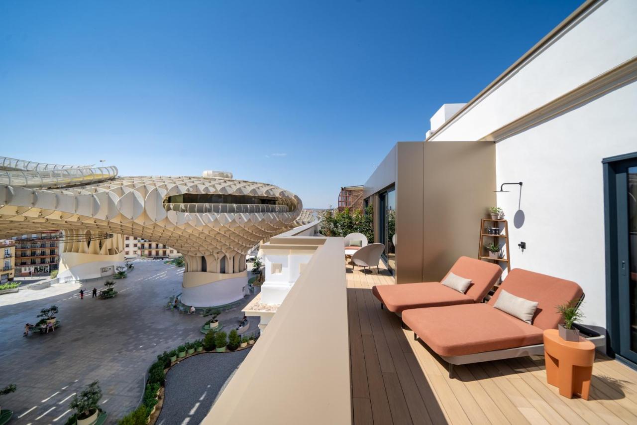 een balkon met een bank en een gebouw bij Ocean Drive Sevilla in Sevilla