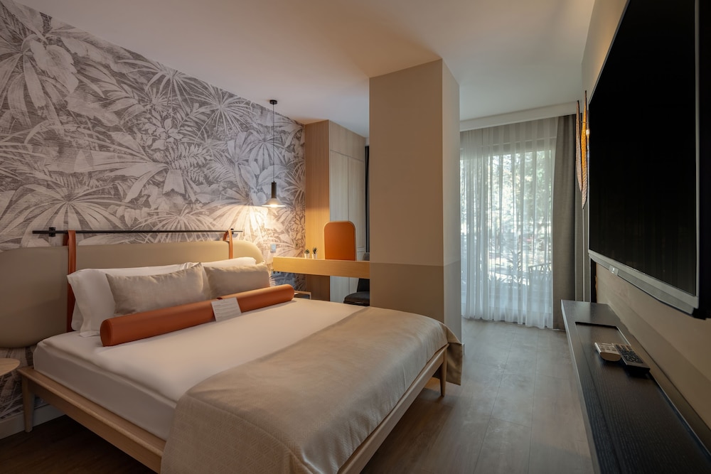 Lichte hotelkamer met minimalistisch interieur