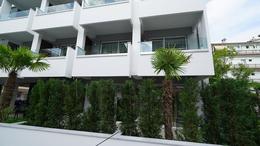 Ingang en externe trappenpartij van Olympus Thalassea Boutique Hotel