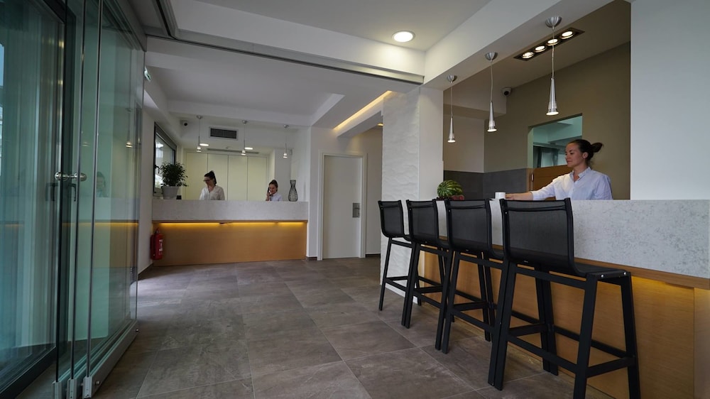 Elegante lobby met ontvangstbalie van het boutique hotel