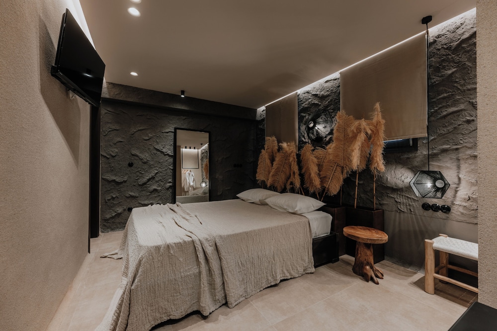 Ruime slaapkamer met designmeubelen in Onym Curated Villas