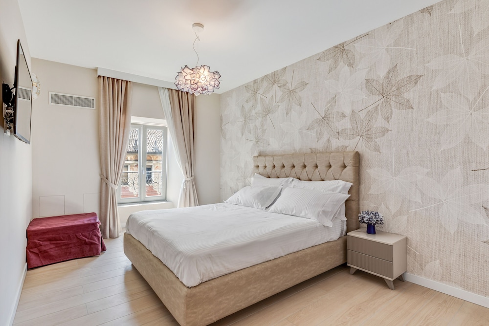Moderne hotelkamer met minimalistisch interieur in Udine