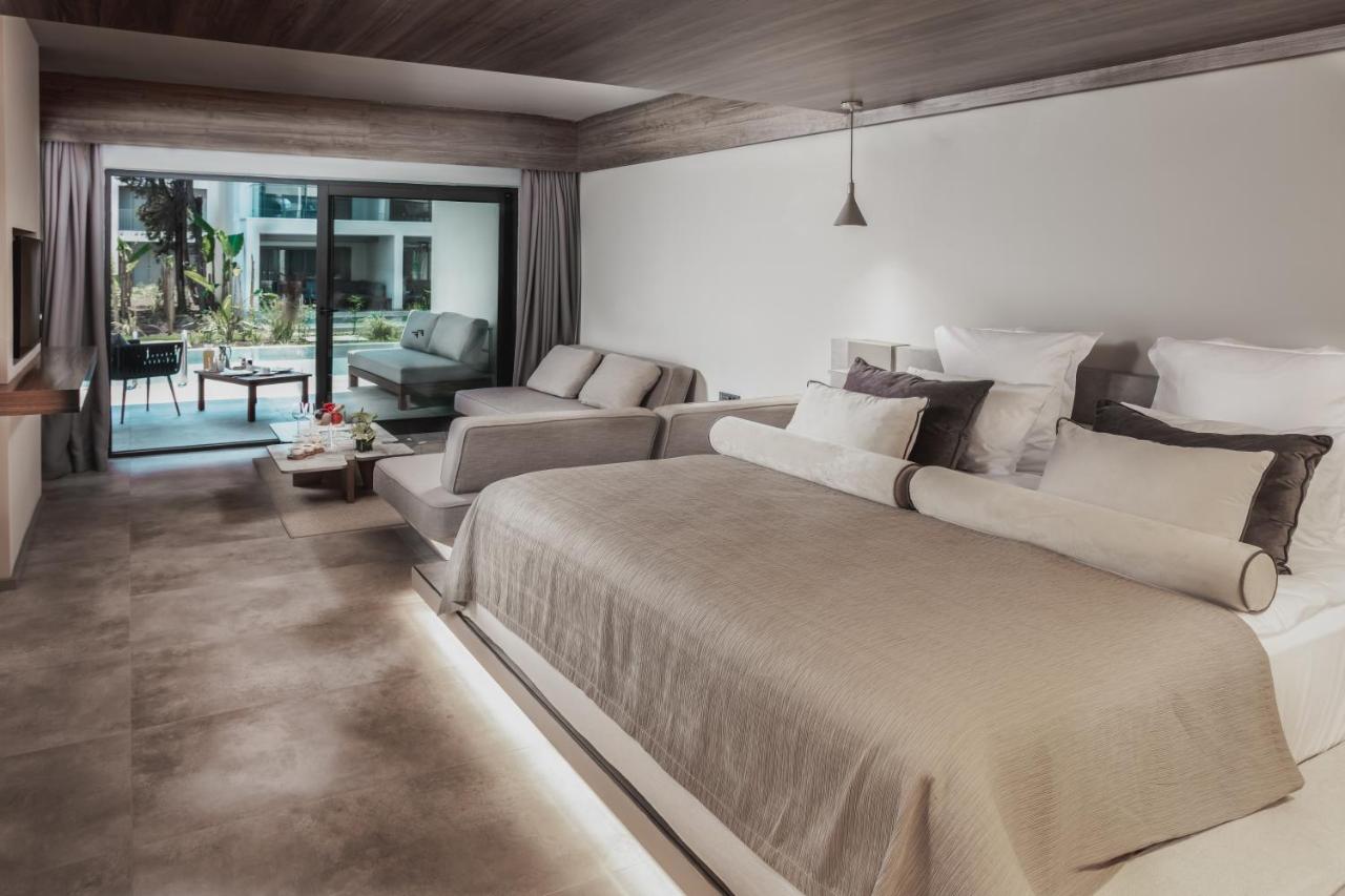 een slaapkamer met een groot bed en een bank bij Paloma Finesse Side in Side +78 foto's