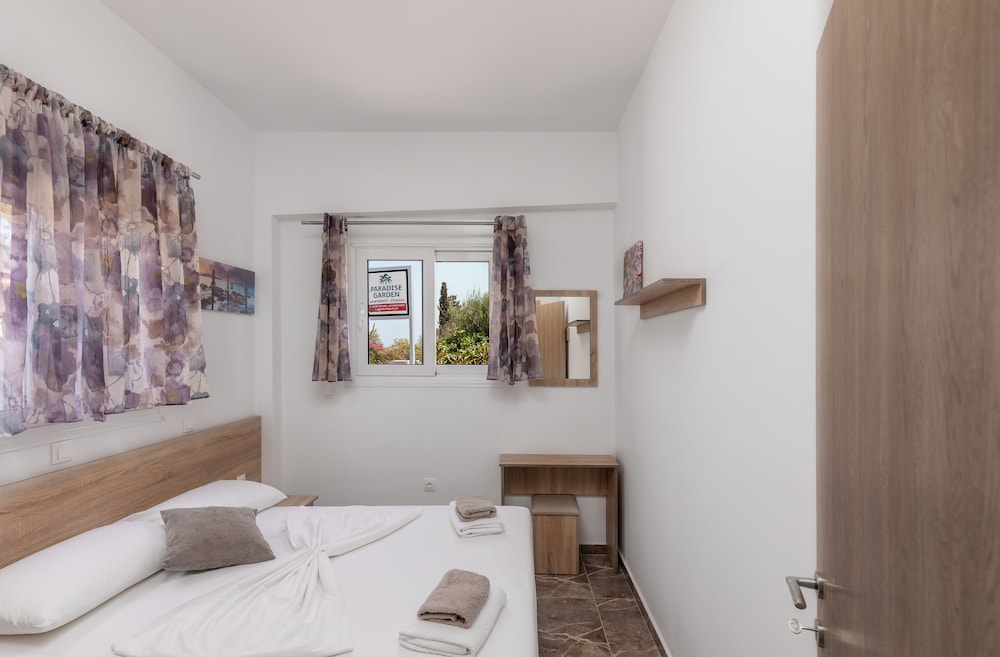 Gastenvertrek met beddenset en hotelvoorzieningen