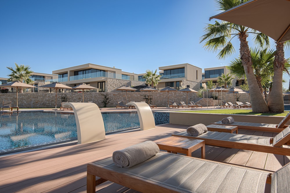 Voorgevel Petram Resort & Residences met landschapstuin