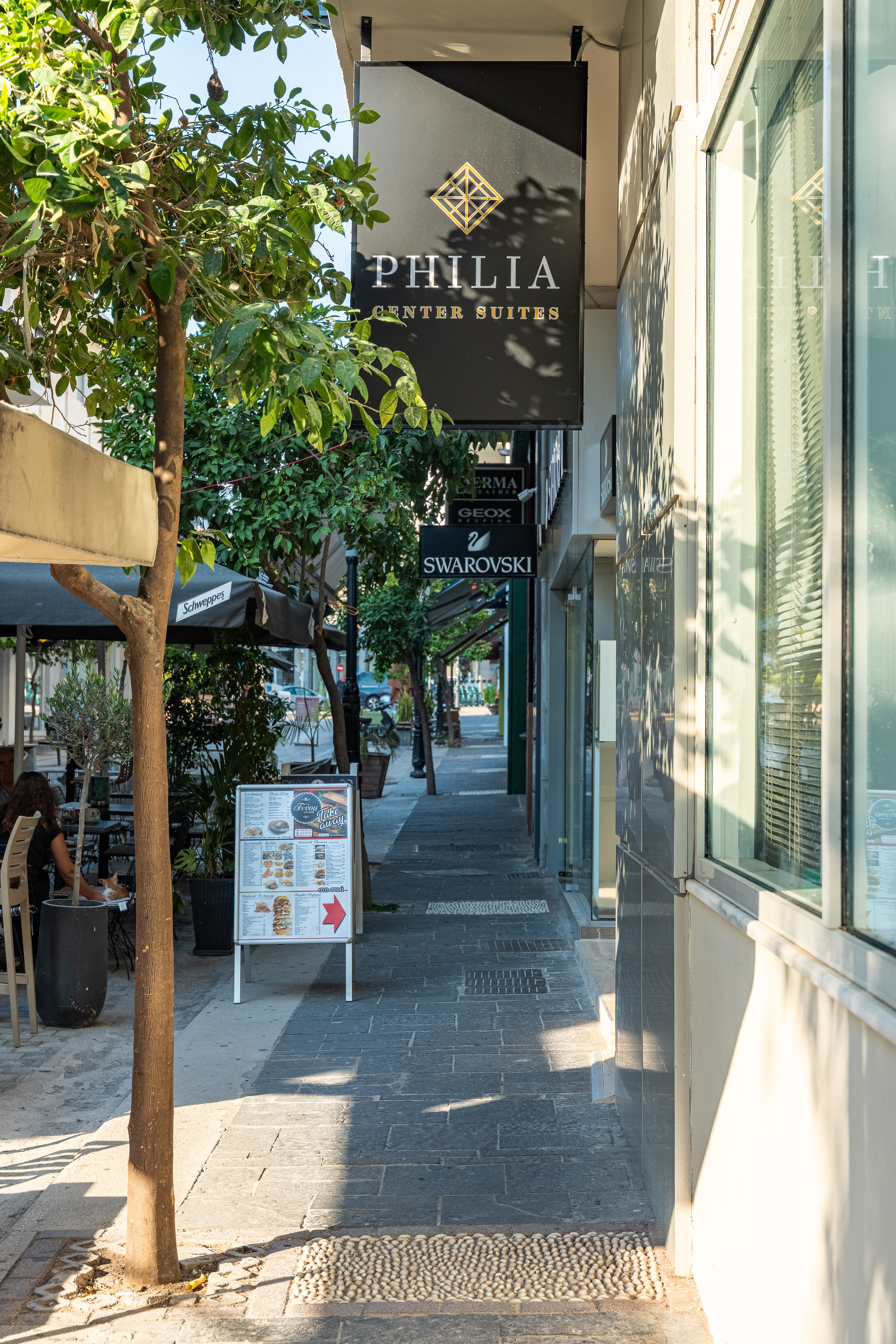 Mediterraans hotelgebouw — Philia Center Suites
