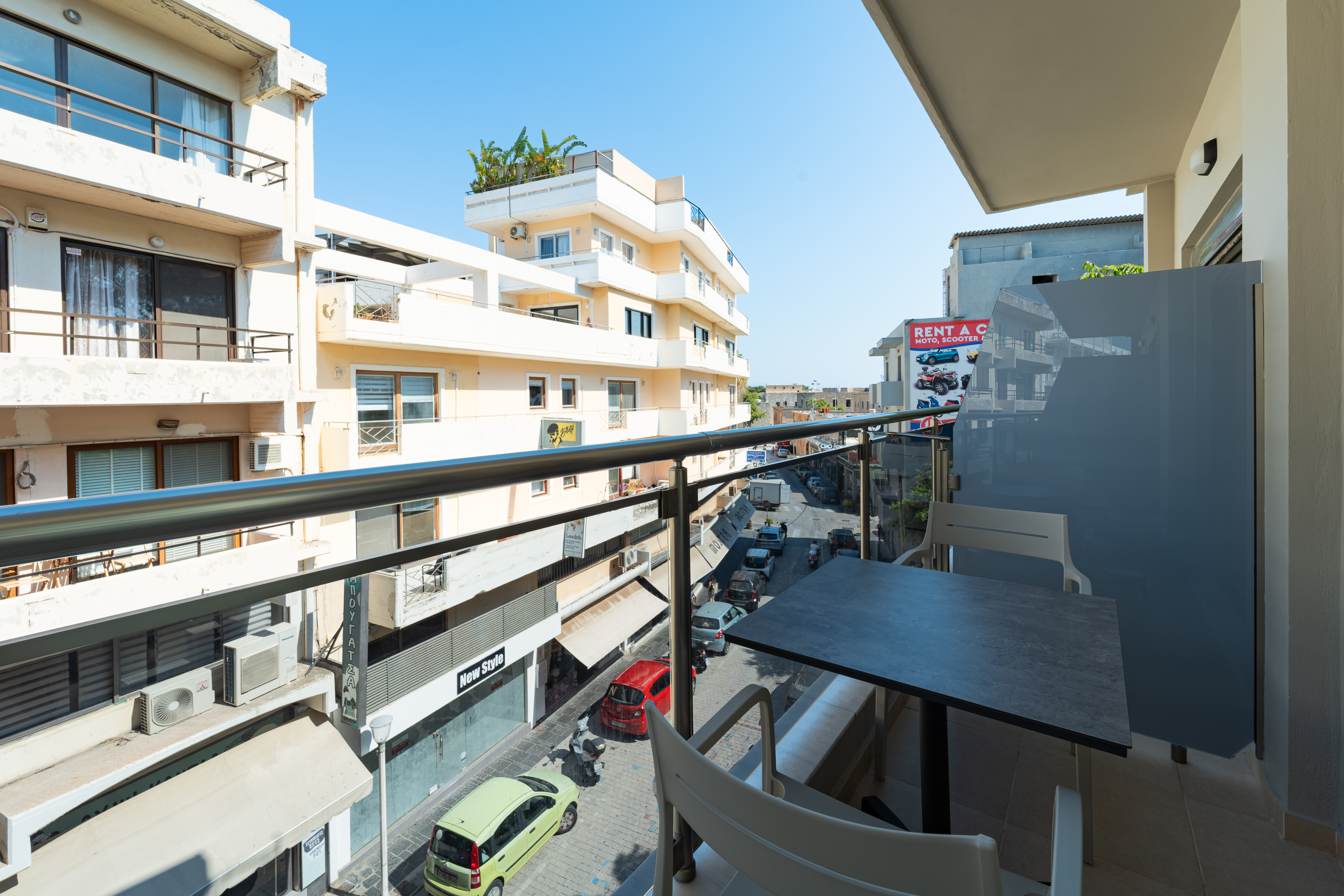 Mediterraans hotelgebouw — Philia Center Suites