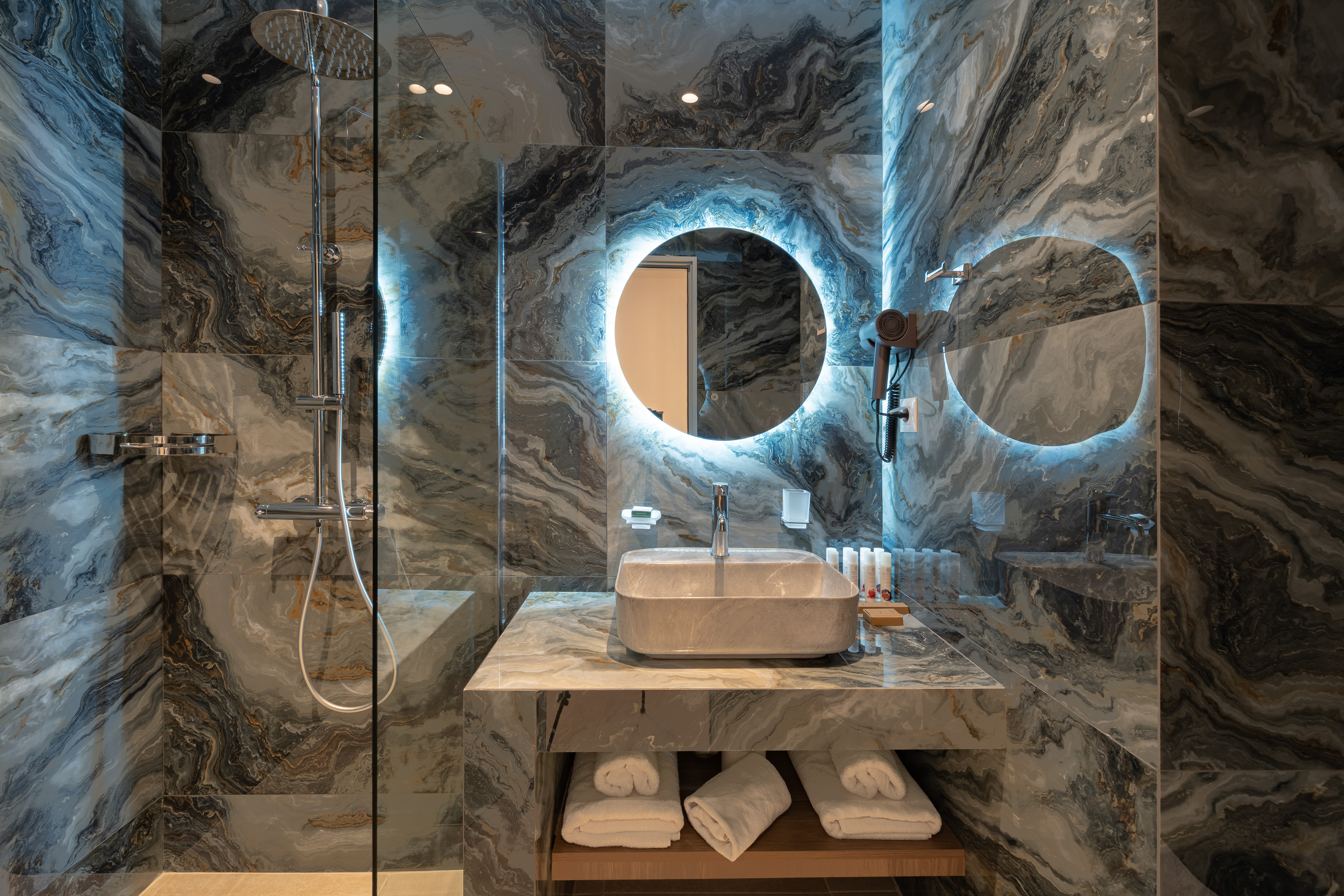 Marmeren badkamer — Philia Center Suites