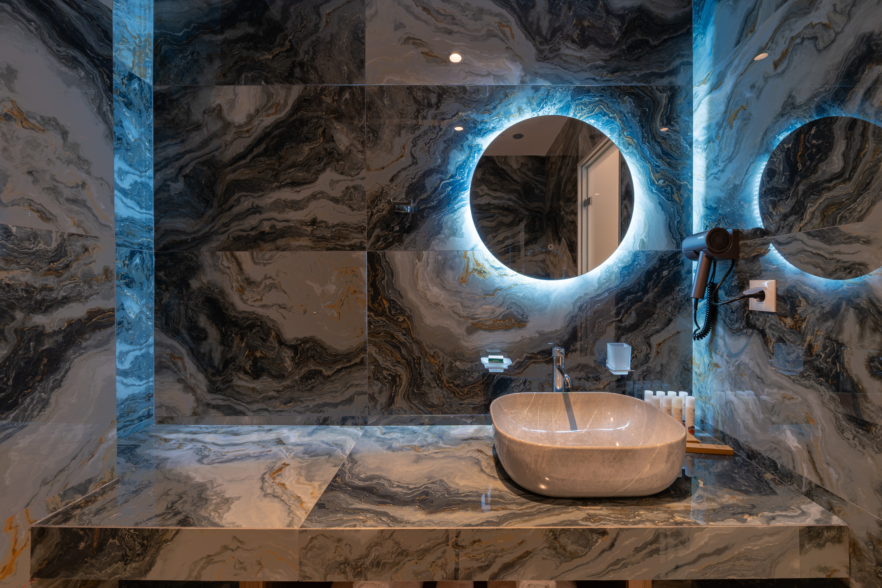 Marmeren badkamer — Philia Center Suites
