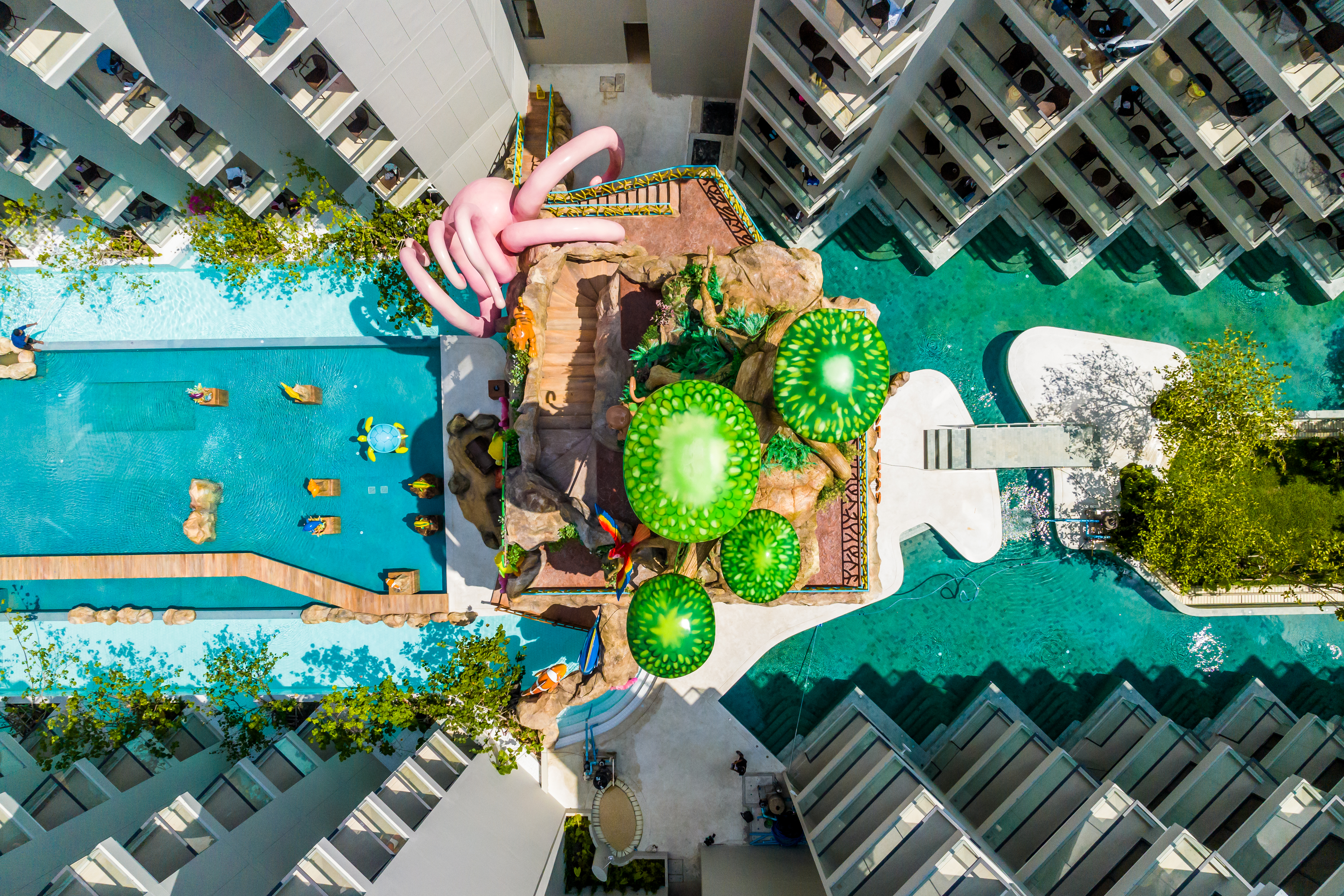 Strandzicht op Phuket Emerald Beach Resort omgeven door palmbomen