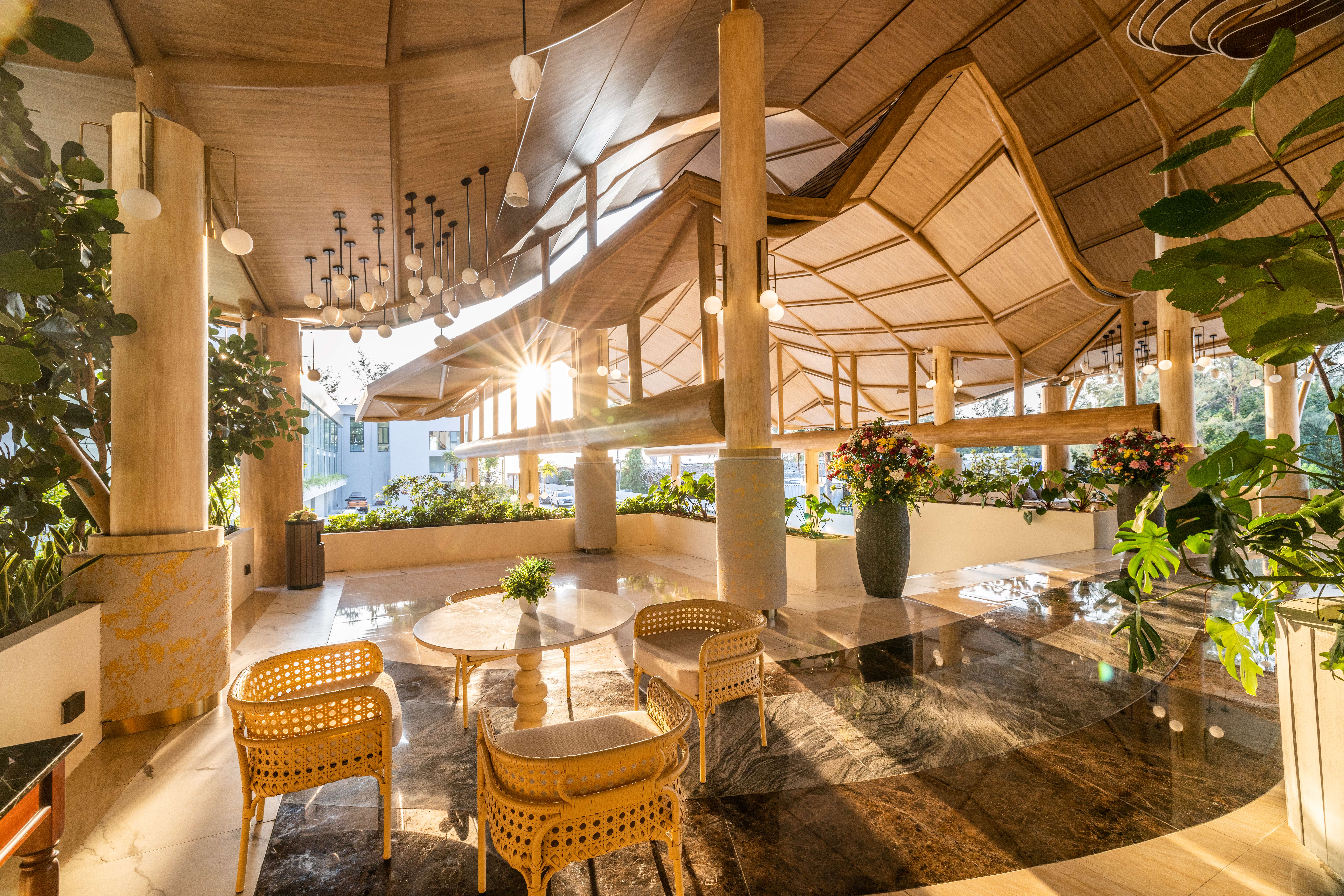 Moderne lobby van Phuket Emerald Beach Resort met elegant interieur
