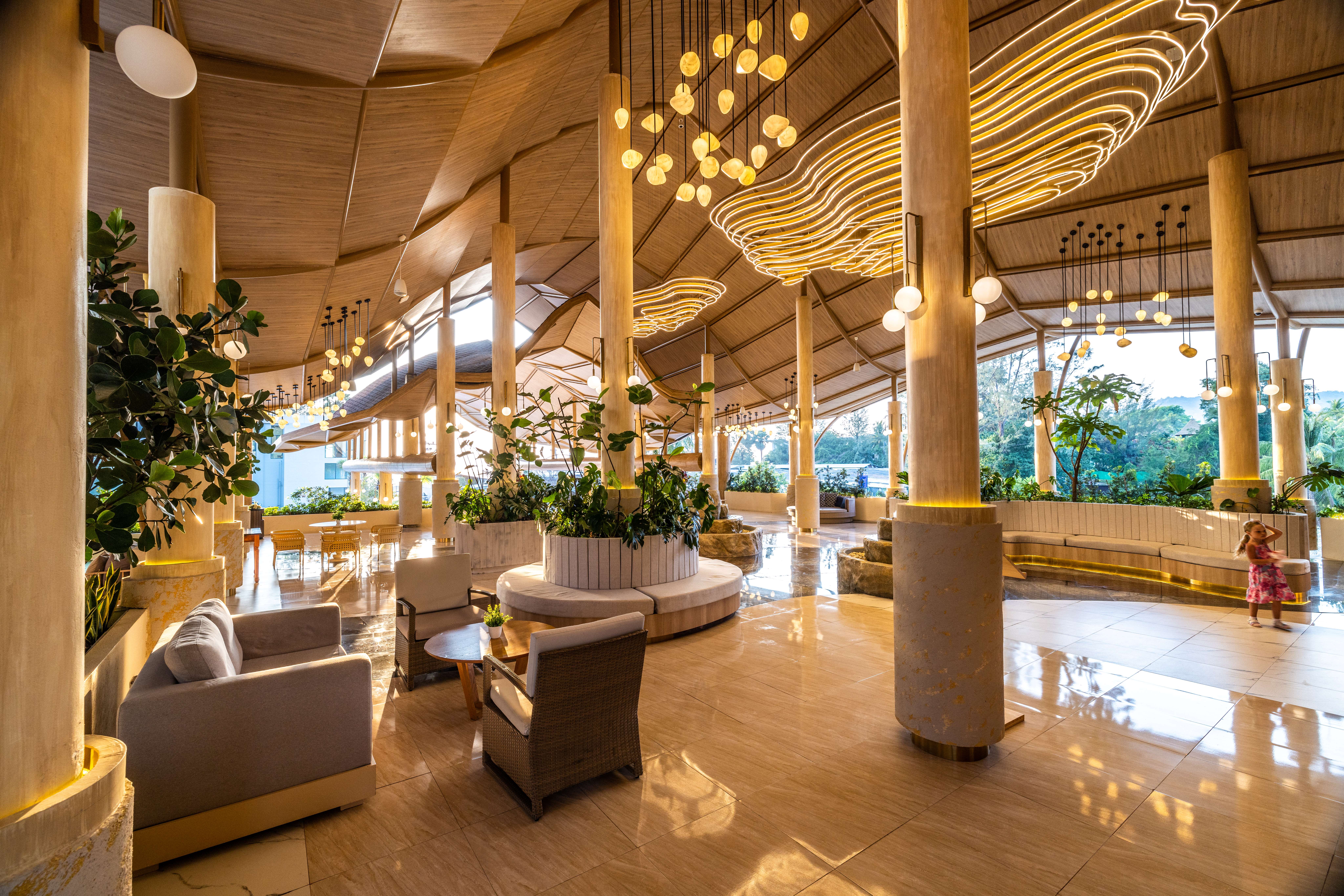 Beachbar en zithoeken van Phuket Emerald Beach Resort