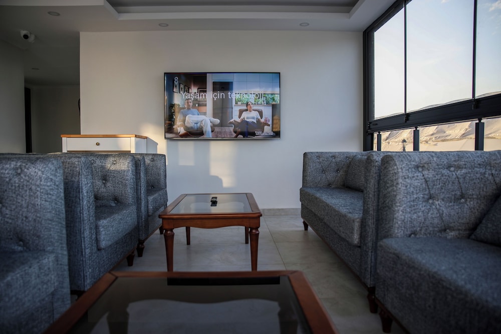 Ingangspartij Port Selene Otel met welkomsttuin