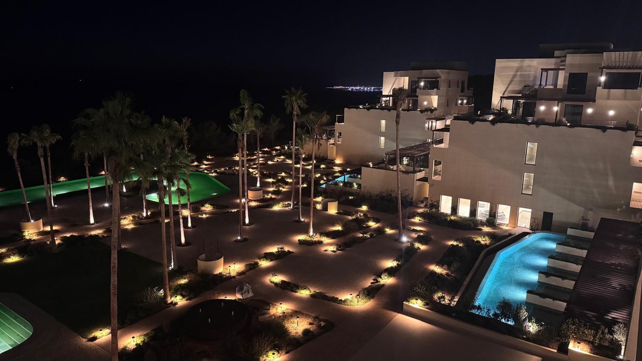 Privéstrand met parasols — Punta Bermeja Premium Beach Hotel