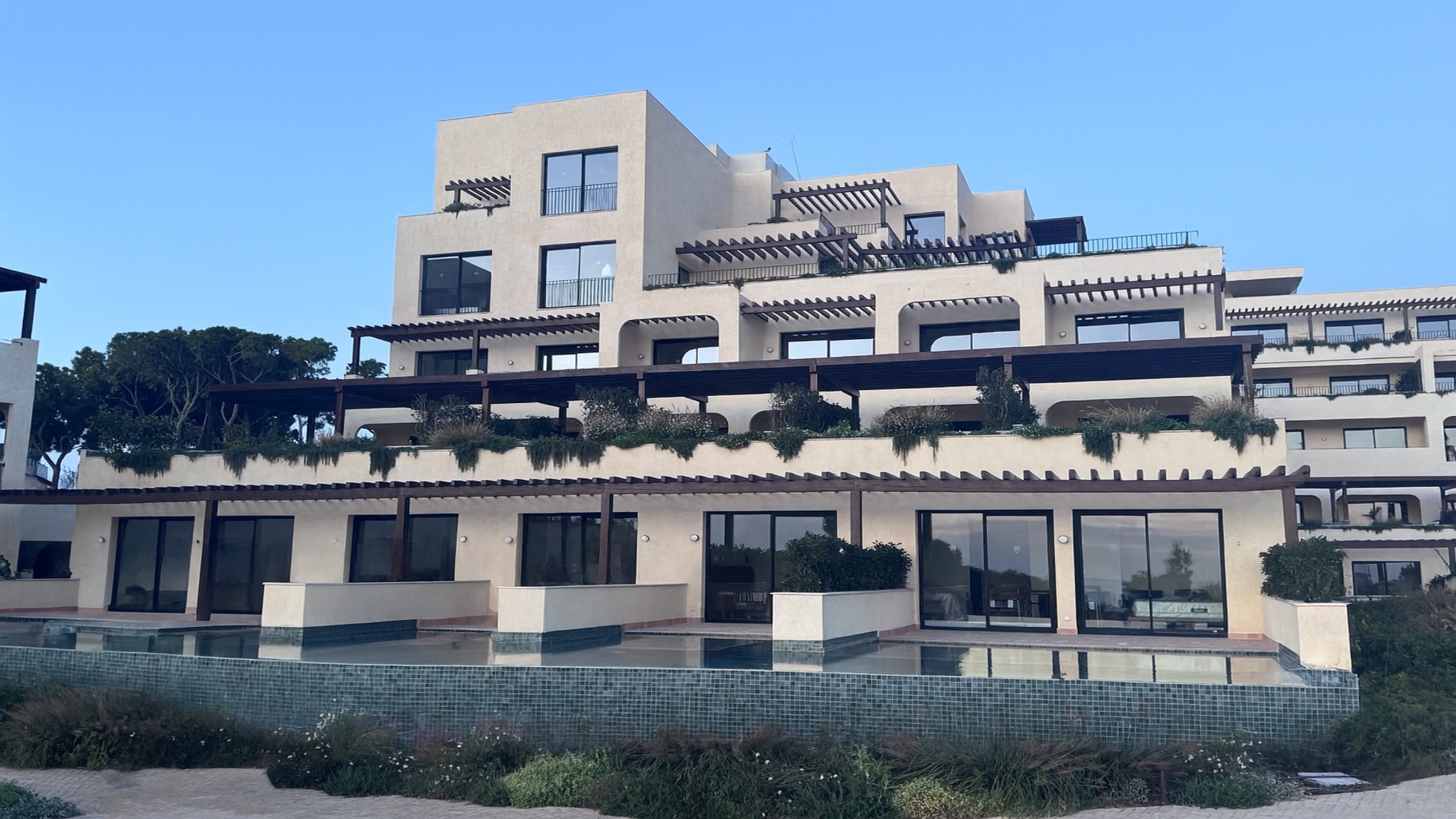 Mediterraans hotelgebouw — Punta Bermeja Premium Beach Hotel