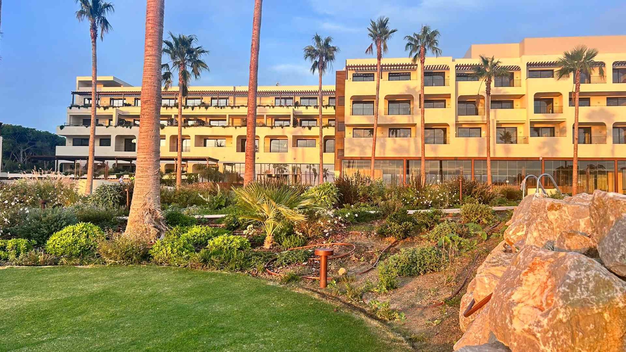 Tropische tuin met palmbomen — Punta Bermeja Premium Beach Hotel