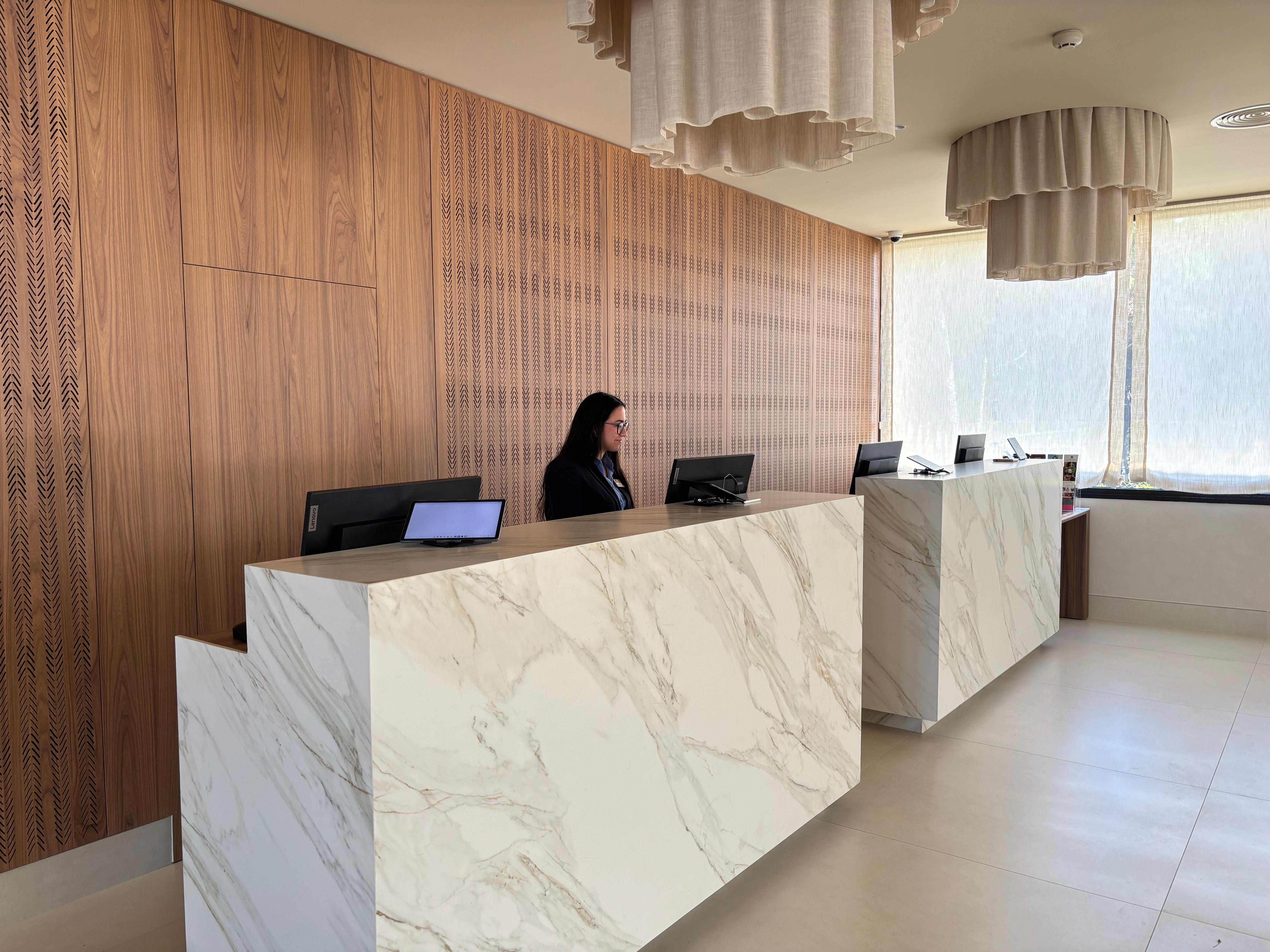 Lobby met receptie — Punta Bermeja Premium Beach Hotel