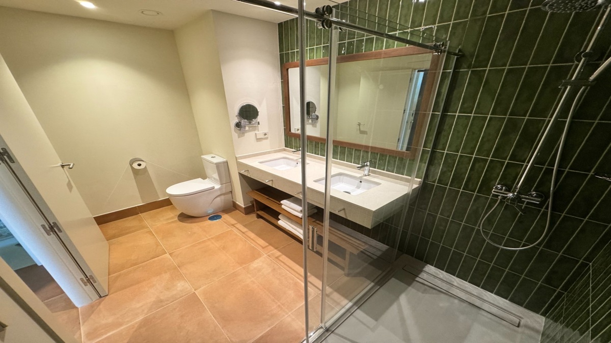 Badkamer met inloopdouche — Punta Bermeja Premium Beach Hotel