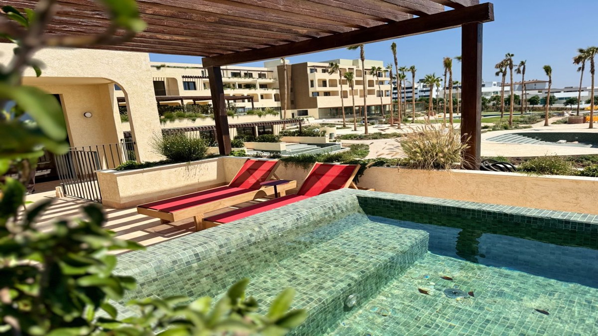 Zwembad omringd door palmbomen — Punta Bermeja Premium Beach Hotel