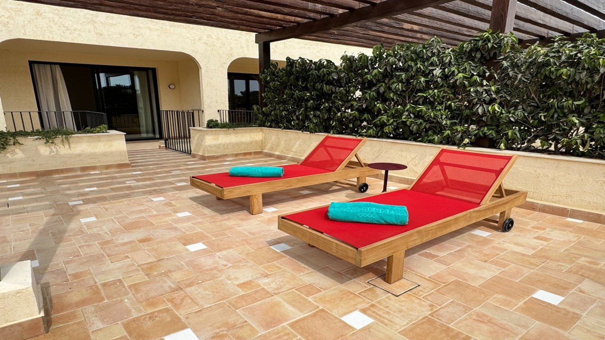 Buitenzwembad met ligbedden — Punta Bermeja Premium Beach Hotel