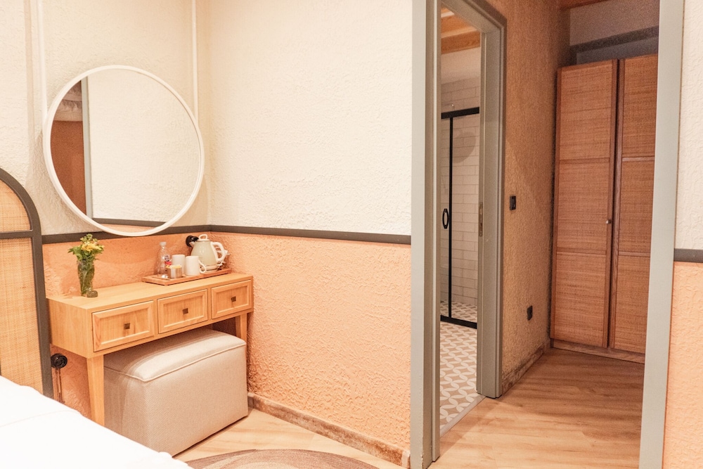 Gastenkamer met hotelbed en inrichting