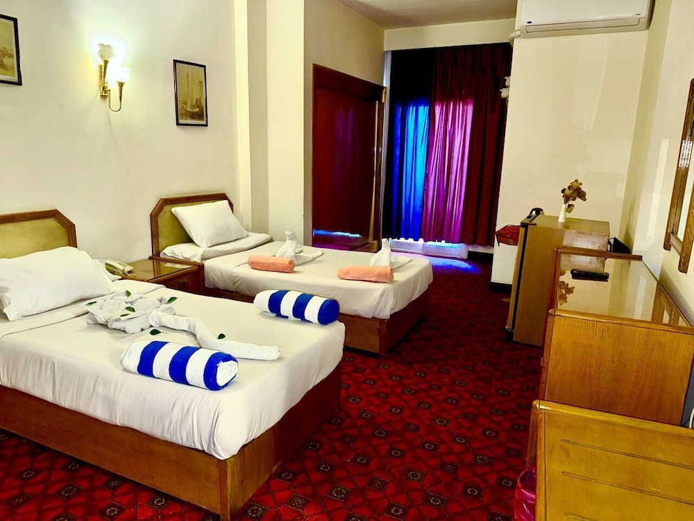 Gastenkamer met bed en modern interieur