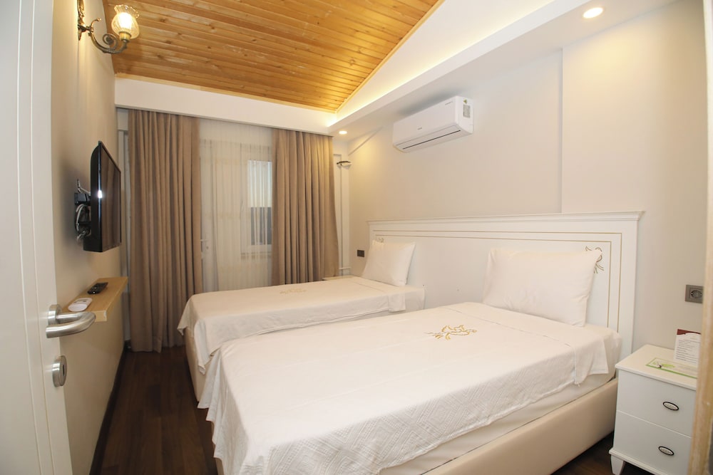 Ruime gastenkamer met functionele inrichting Raymar Hotels