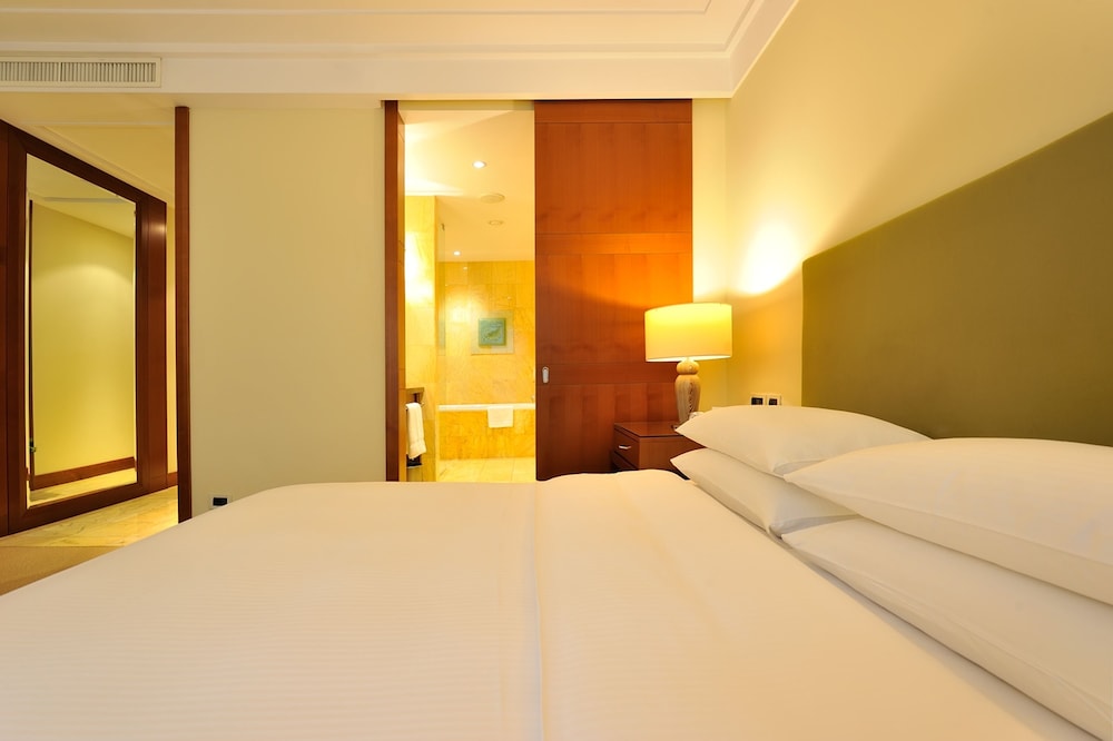 Stijlvol ingerichte slaapkamer in Regent Warsaw Hotel Warschau
