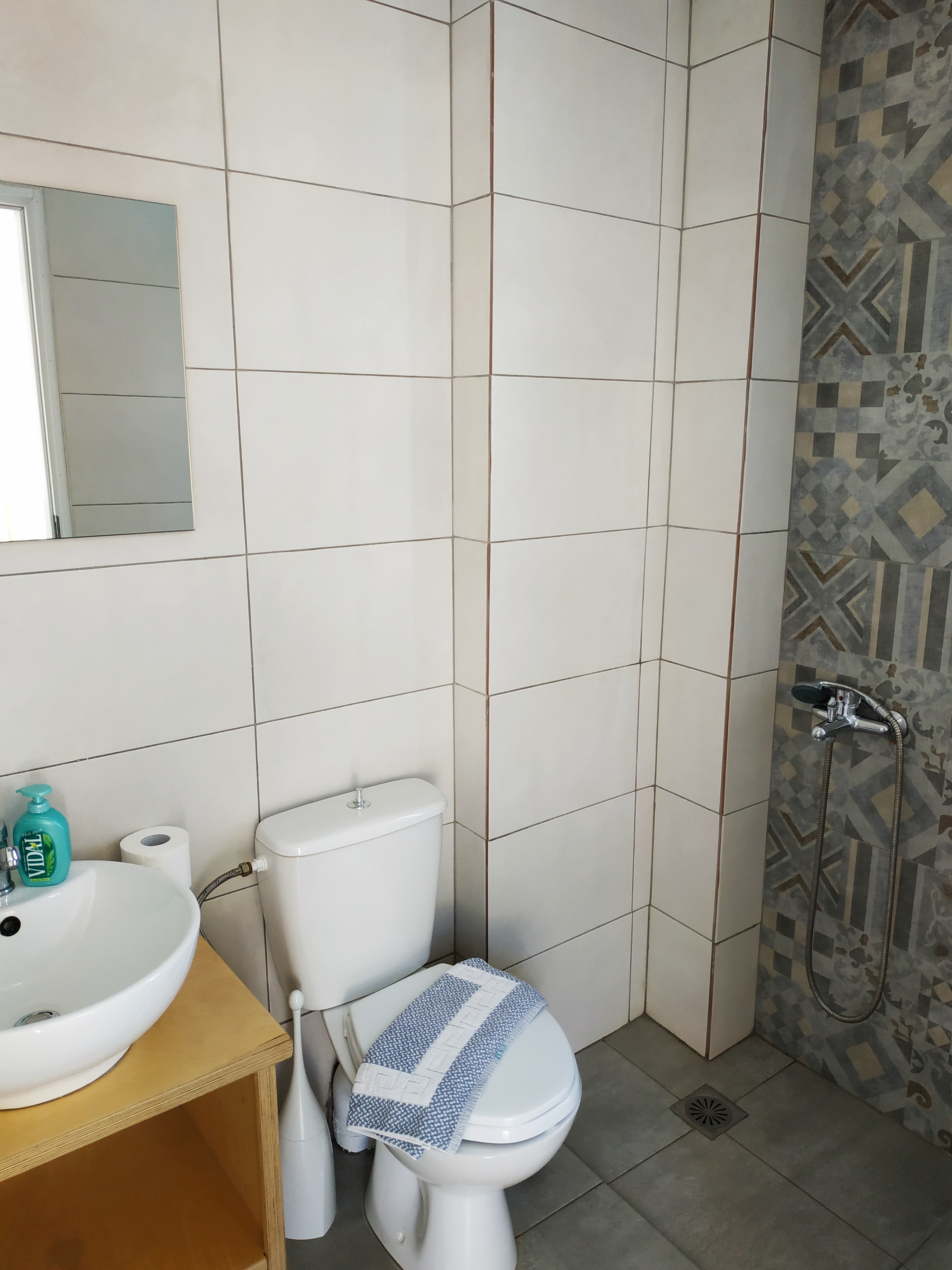 Badkamer met inloopdouche — Renia Studios
