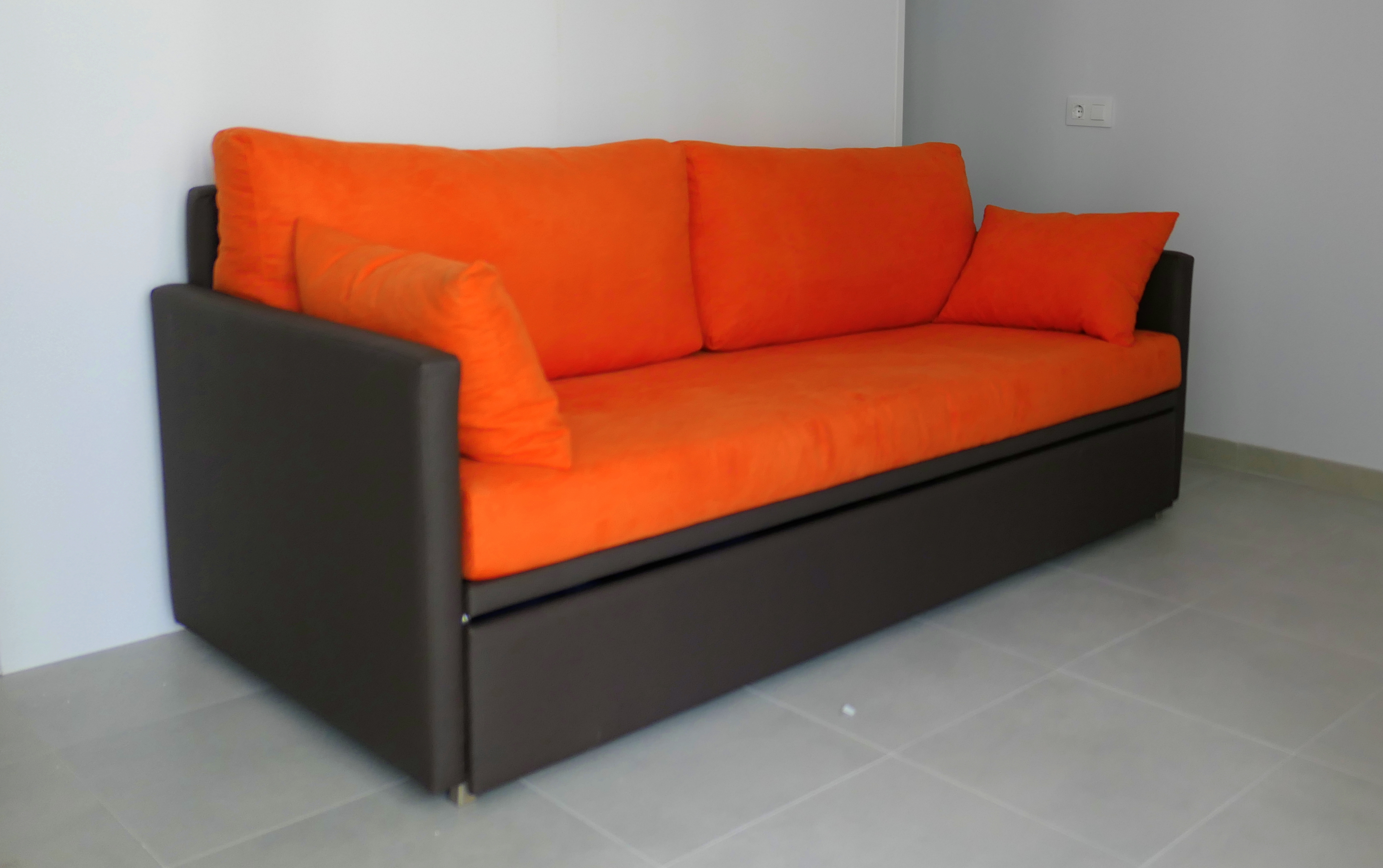 Badkamer met douche en handdoeken