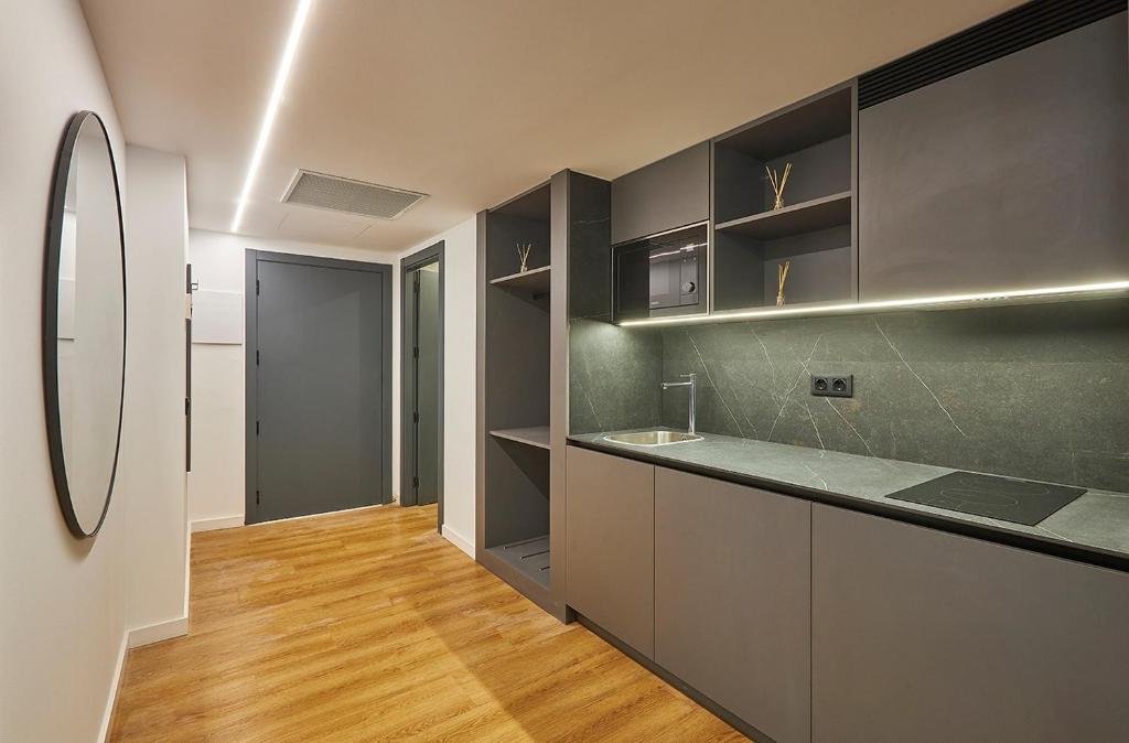 Slaapkamer met comfortabel bed in Rentalmar Suites Salou