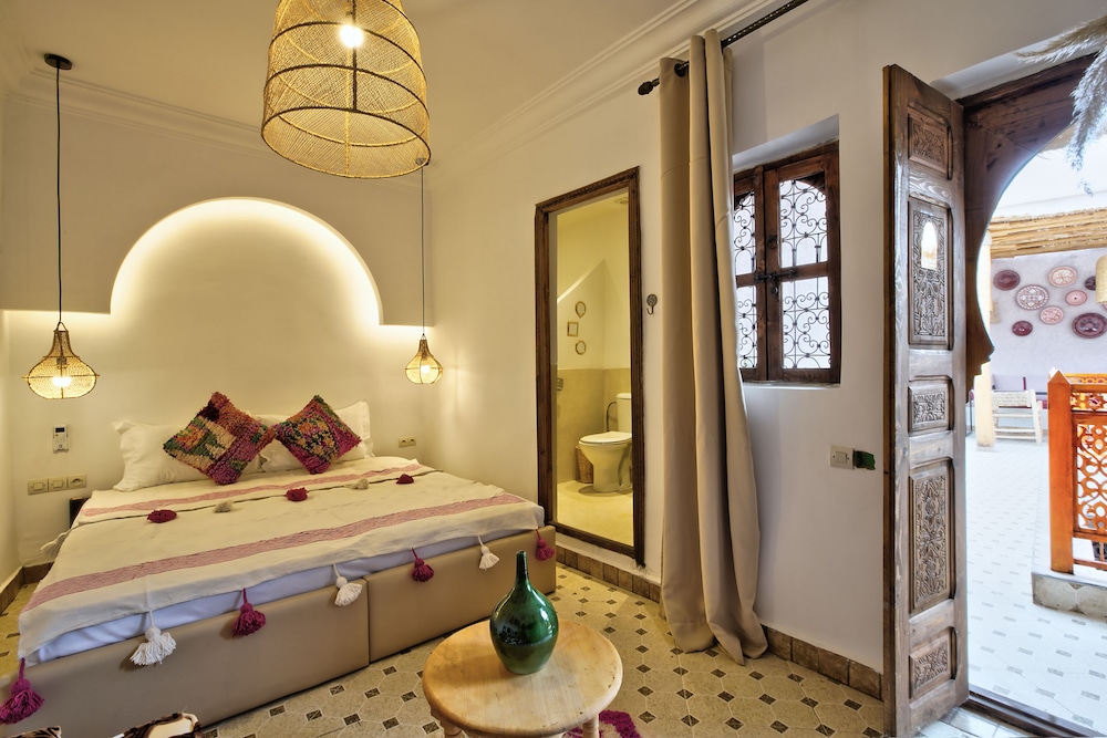 Ruime slaapkamer Riad Arabkech met elegante afwerking