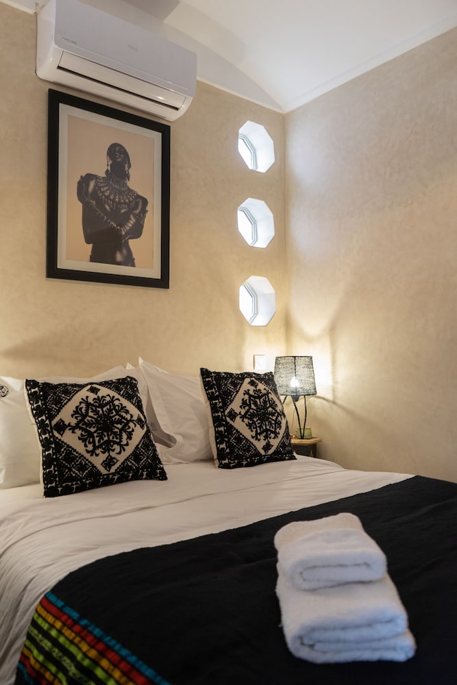 Slaapkamer met traditionele decoratie in Riad Beata Marrakech