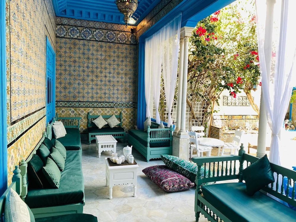 Ontvangsthal van Riad Dar El Bacha met Marokkaans interieur