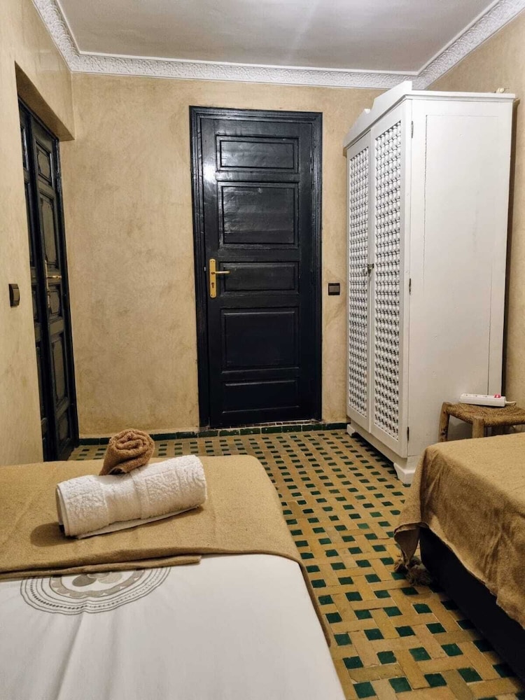 Hotelkamer voorzien van klimaatbeheersing en traditionele inrichting
