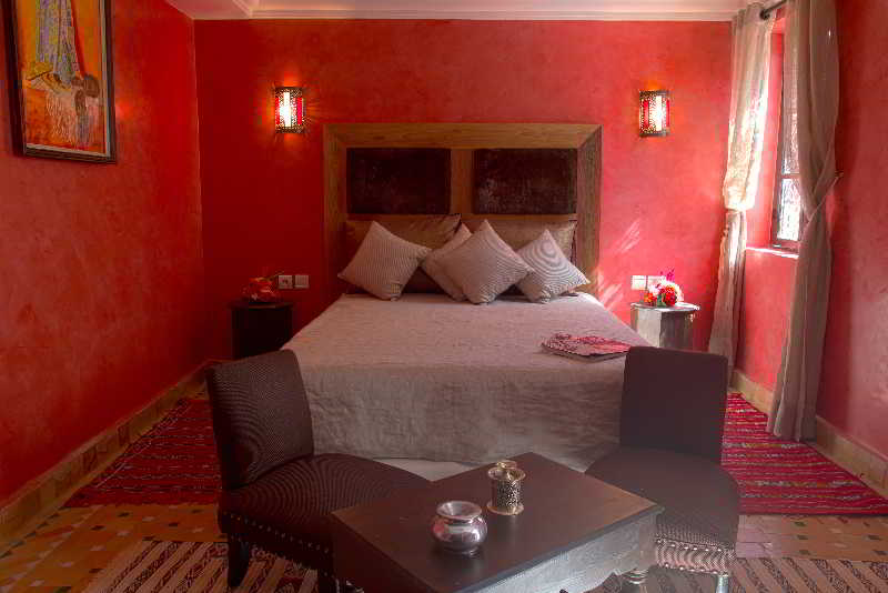 Slaapkamer met vier-poster bed in Riad La Croix Berbère Luxe