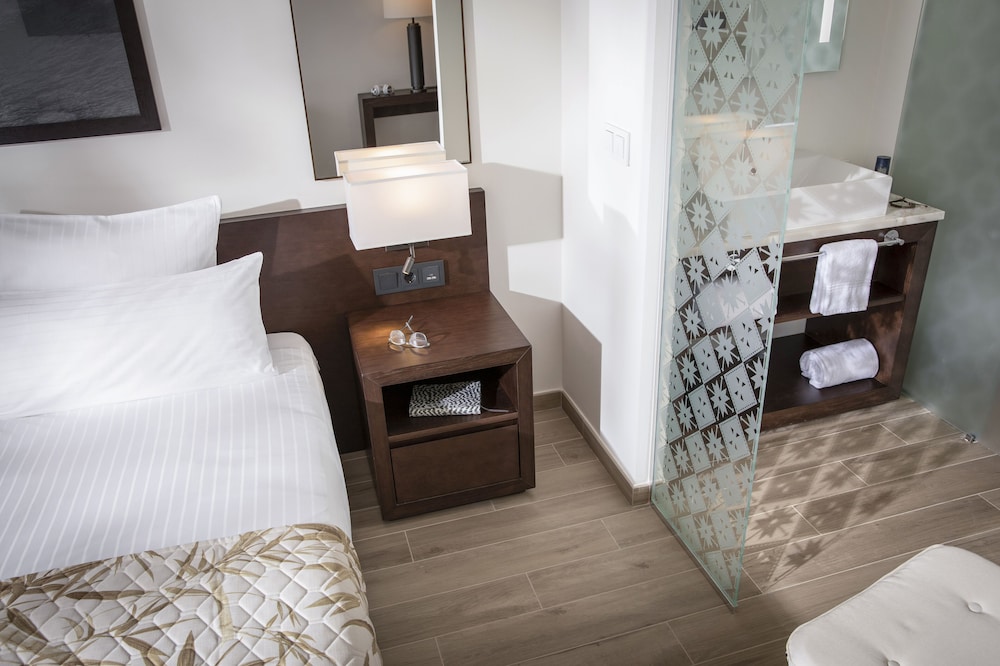 Ruime hotelkamer met ventilator en comfort voorzieningen